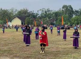 PENAMPILAN DRUMBAND MI MUHAMMADIYAH NGASEM TAMBAH SEMARAK HUT KE-110 KALURAHAN PLEMBUTAN